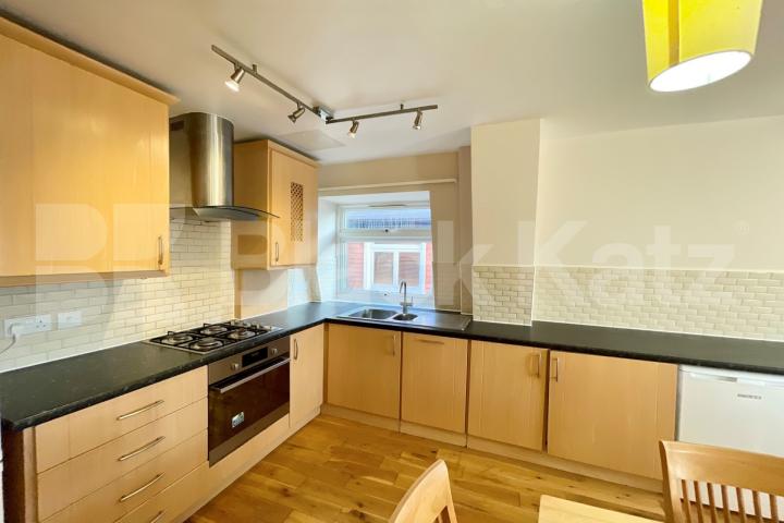Bright & airy top floor four bedroomed apartment with two bathrooms Farnan Road  - Farnan Lodge, Streatham